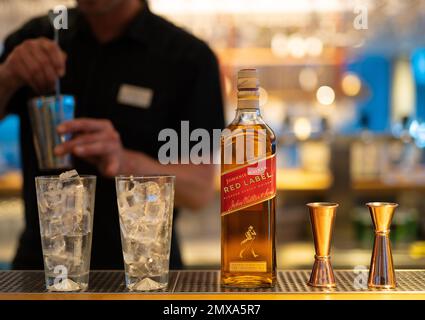 LEMBERG, UKRAINE - 2. SEPTEMBER 2022: Der Barkeeper Johnnie Walker Red Label bereitet einen Cocktail zu Stockfoto