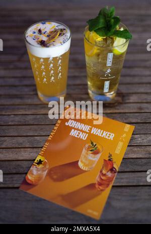 LEMBERG, UKRAINE - 2. SEPTEMBER 2022: Johnnie Walker, wunderschönes Menüdesign und zwei Cocktails auf dem Tisch Stockfoto