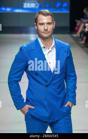 NEW YORK, NEW YORK - 01. FEBRUAR: Dr. Bradley Schaeffer geht am 1. Februar 2023 in New York City während der siebten jährlichen Blue Jacket Fashion Show in den Moonlight Studios mit Don Morphy auf dem Laufsteg spazieren. Stockfoto