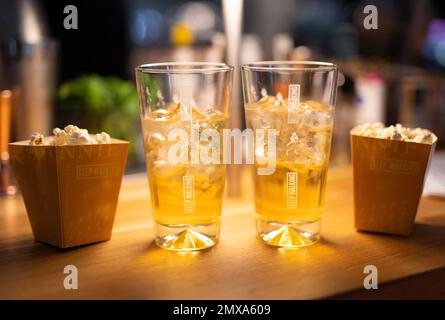 LVIV, UKRAINE - 2. SEPTEMBER 2022: Johnnie Walker, Barmenü mit zwei Cocktails und Popcorn Stockfoto