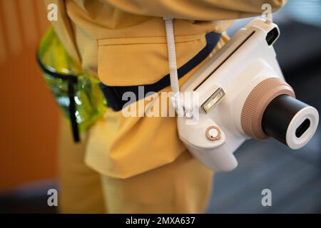 Eine moderne, modische Filmkamera, die sofort Fotos macht Stockfoto