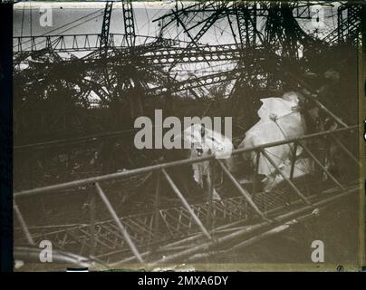 Beauvais, Frankreich? Überreste des Luftschiffs? , 1930 - Ile -de -France - Stéphane Passet - (September-Oktober) Stockfoto