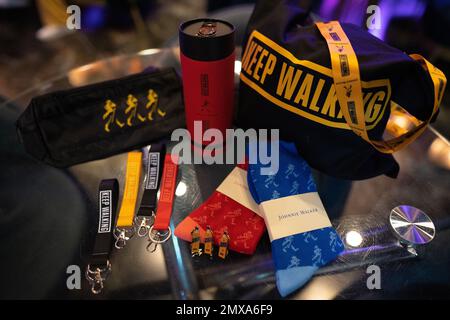 LEMBERG, UKRAINE - 3. SEPTEMBER 2022: johnnie Walker Keep Walking, Geschenke für Käufer oder Kunden Stockfoto