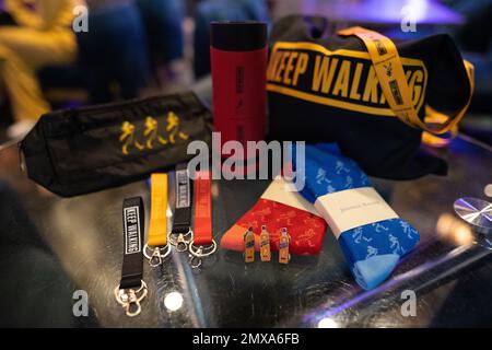 LEMBERG, UKRAINE - 3. SEPTEMBER 2022: johnnie Walker Keep Walking, Geschenke für Käufer oder Kunden Stockfoto