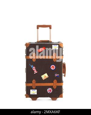 Retro-Koffer mit Reiseaufklebern auf weißem Hintergrund Stockfoto