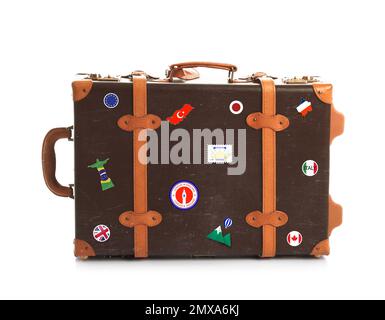 Retro-Koffer mit Reiseaufklebern auf weißem Hintergrund Stockfoto