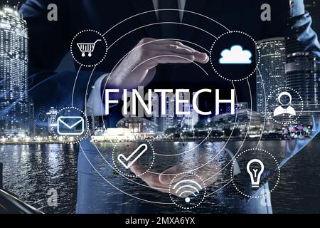 FinTech-Konzept. Doppelbelichtung von Stadtbild und Geschäftsmann, Nahaufnahme Stockfoto