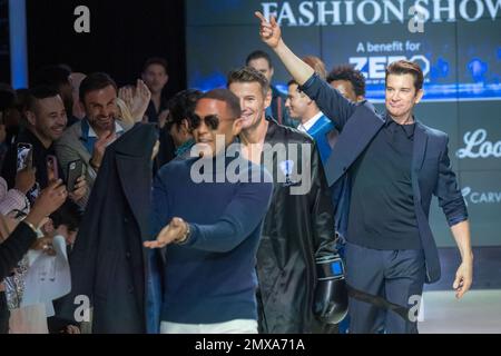 NEW YORK, NEW YORK - FEBRUAR 01: Don Lemon, Omar Hernandez, Alex Lundqvist , Andy Karl und andere gehen während des Finales für die siebte jährliche Blue Jacket Fashion Show in den Moonlight Studios am 1. Februar 2023 in New York City über die Startbahn. Stockfoto