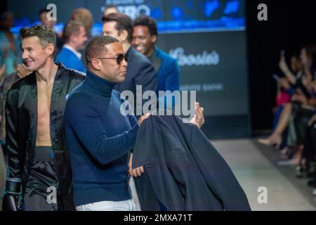 NEW YORK, NEW YORK - FEBRUAR 01: Don Lemon, Omar Hernandez, Alex Lundqvist , Andy Karl und andere gehen während des Finales für die siebte jährliche Blue Jacket Fashion Show in den Moonlight Studios am 1. Februar 2023 in New York City über die Startbahn. Stockfoto