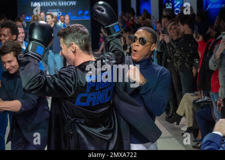 NEW YORK, NEW YORK - FEBRUAR 01: Don Lemon, Omar Hernandez, Alex Lundqvist , Andy Karl und andere gehen während des Finales für die siebte jährliche Blue Jacket Fashion Show in den Moonlight Studios am 1. Februar 2023 in New York City über die Startbahn. Stockfoto