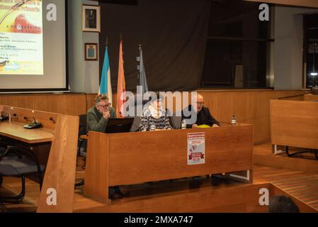 Cangas, Spanien. 02. Februar 2023. Xesus Araujo, Carmen Nores und Manuel Martin am Tisch des Event-Kolloquiums der Plattform SOS Sanidad Publica, um die Demonstration am 12. Februar in Santiago zu bewerben. Stockfoto