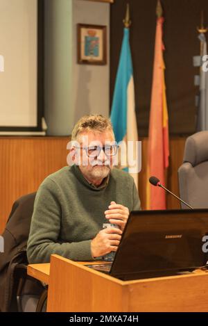 Cangas, Spanien. 02. Februar 2023. Xesus Araujo, Mitglied der sos sanidad publica während seiner Ausführungen. Um die Demonstration am 12. Februar in Santiago zu bewerben. Stockfoto