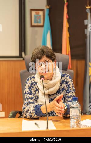 Cangas, Spanien. 02. Februar 2023. Carmen Nores, Delegierte des Gesundheitswesens in Cangas, stellt die Redner vor. Um die Demonstration am 12. Februar in Santiago zu bewerben. Stockfoto