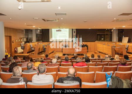 Cangas, Spanien. 02. Februar 2023. Xesus Araujo, Carmen Nores und Manuel Martin am Tisch des Event-Kolloquiums der Plattform SOS Sanidad Publica, um die Demonstration am 12. Februar in Santiago zu bewerben. Stockfoto