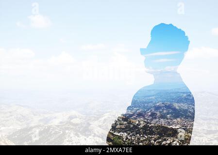 Doppelte Belichtung von Geschäftsmann und Berglandschaft, Platz für Text Stockfoto