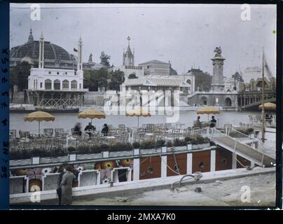 Paris (8. Arr.), französische Kunstausstellung, Hafen der Champs-Elysées mit La Péniche 'Délices'de Paul Poiret, türkisches Restaurant La Corne d'Or vor dem Grand Palais und Restaurant La Thames, vom Quai d'Orsay aus gesehen, 1925 - Internationale Ausstellung für moderne dekorative und industrielle Kunst Paris Stockfoto