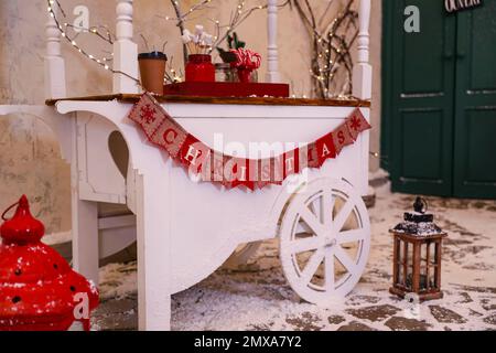 Süßigkeiten-Wagen mit Flaggengirlande auf der Straße. Weihnachtsfeier Stockfoto