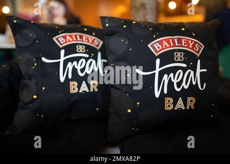 LEMBERG, UKRAINE - 26. OKTOBER 2022: baileys Treat Bar, Markenprodukte aus Kissen und warmen Decken für Käufer und Kunden Stockfoto