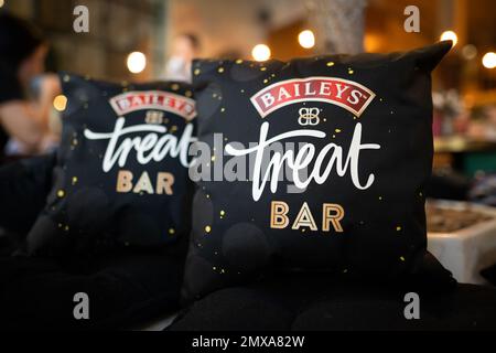 LEMBERG, UKRAINE - 26. OKTOBER 2022: baileys Treat Bar, Markenprodukte aus Kissen und warmen Decken für Käufer und Kunden Stockfoto