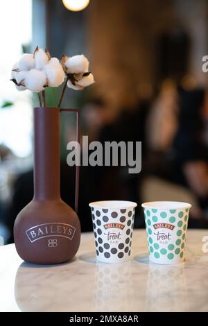 LEMBERG, UKRAINE - 26. OKTOBER 2022: baileys Treat Bar, Markenzeichen für Getränke auf dem Tisch Stockfoto