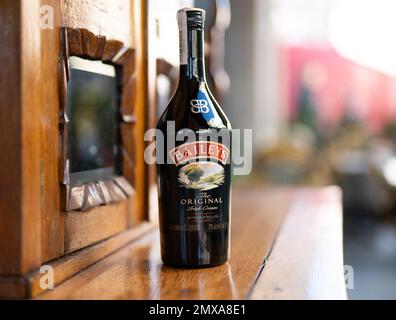 LEMBERG, UKRAINE - 26. OKTOBER 2022: Baileys Irish Cream Glasflasche Stockfoto