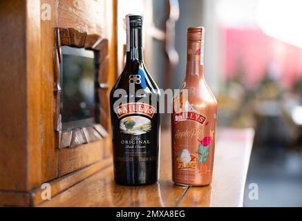 LEMBERG, UKRAINE - 26. OKTOBER 2022: Baileys Irish Cream and Apple Pie Glasflaschen Stockfoto