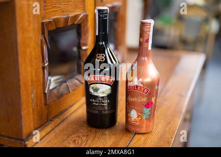 LEMBERG, UKRAINE - 26. OKTOBER 2022: Baileys Irish Cream and Apple Pie Glasflaschen Stockfoto