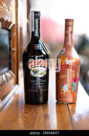 LEMBERG, UKRAINE - 26. OKTOBER 2022: Baileys Irish Cream and Apple Pie Glasflaschen Stockfoto