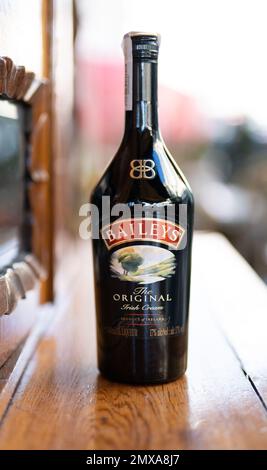 LEMBERG, UKRAINE - 26. OKTOBER 2022: Baileys Irish Cream Glasflasche Stockfoto