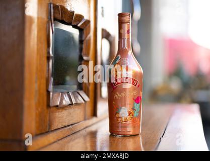 LEMBERG, UKRAINE - 26. OKTOBER 2022: Baileys Apfelkuchen Glasflasche Stockfoto