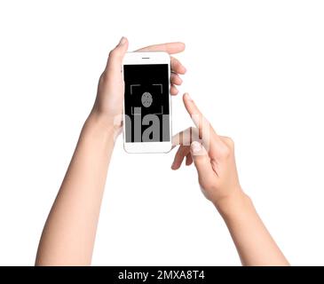 Frau mit Smartphone mit Fingerabdrucksensor auf weißem Hintergrund, Nahaufnahme. Digitale Identität Stockfoto