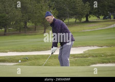 Pebble Beach, Kalifornien, USA. 2. Februar 2023. Bill Murray, eine „Institution“ dieses Golfturnier spielt während der ersten Runde des AT&T Pro-am 2023 seinen Chip-Schuss am ersten Loch des Spyglass Hill Golfplatzes. PGA Tour Golfturnier Credit: Motofoto/Alamy Live News Stockfoto