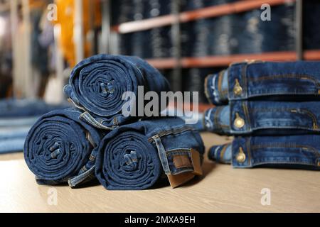 Moderne gerollte Jeans im Geschäft Stockfoto