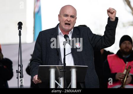 London, Großbritannien. 01. Februar 2023. Während der Demonstration spricht RMT-Generalsekretär Mick Lynch. Die Gewerkschaftsmitglieder des öffentlichen Sektors im Bildungswesen, im öffentlichen Dienst und im Schienenverkehr nahmen an groß angelegten Arbeitskampagnen im ganzen Land Teil. Kredit: SOPA Images Limited/Alamy Live News Stockfoto