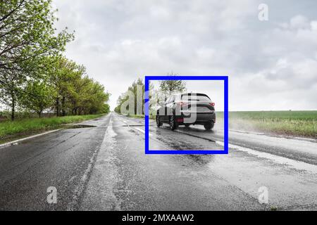 Nasse Vorstadtstraße mit Scannerrahmen im Freien. Maschinelles Lernen Stockfoto