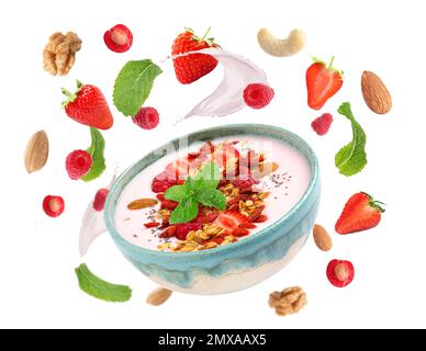 Köstlicher Joghurt, Müsli, Nüsse und Beeren auf weißem Hintergrund Stockfoto