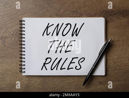 Notizbuch mit Wortgruppe kennt die Regeln und Stift auf dem Tisch, Draufsicht Stockfoto