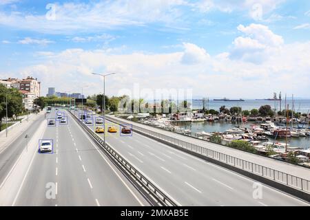 Stadtstraße mit Scannerrahmen auf Autos in der Nähe des Meeres. Maschinelles Lernen Stockfoto