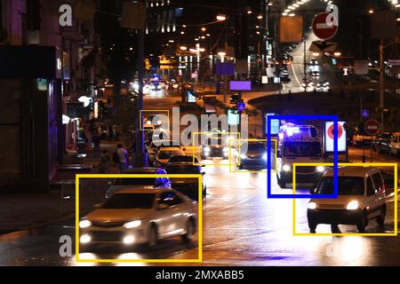 Nachtstraße mit Scannerrahmen an Autos. Maschinelles Lernen Stockfoto