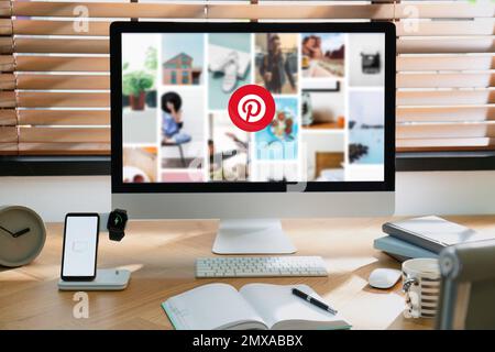 MYKOLAIV, UKRAINE - 30. APRIL 2020: Computer mit Pinterest-Standort im Büro. Social-Media-Web Stockfoto