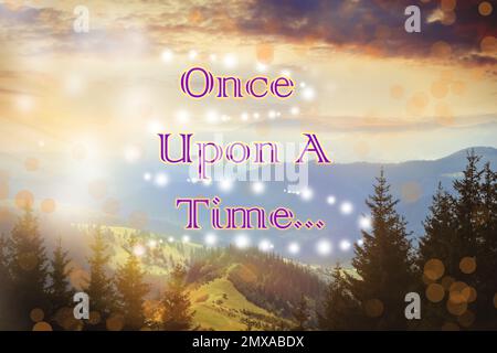Wunderschöne Berglandschaft mit magischen Lichtern und Text Once Upon a Time. Märchenwelt Stockfoto