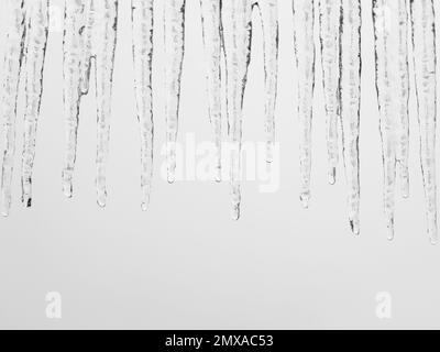 Eiszapfen schmelzen an einem trüben, wolkigen Tag Stockfoto