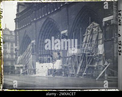 Paris (4. Arr.), Frankreich Demontage der Bombenabwehrvorrichtungen der Portale von Notre-Dame de Paris, Stockfoto