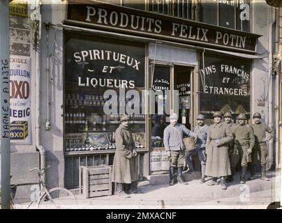 Reims, Marne, Champagne, Frankreich Russische Soldaten vor dem Lebensmittelladen Félix Potin, Place des Marchés (derzeitiger Place du Forum), 1917 - Marne - Fernand Cuville (fotografischer Teil der Armeen) Stockfoto