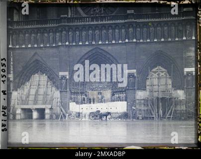 Paris (4. Arr.), Frankreich Demontage der Bombenabwehrvorrichtungen der Portale von Notre-Dame de Paris, Stockfoto