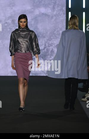 Rom, Italien. 02. Februar 2023. Simone Tessadori präsentiert am 2. Februar 2023 auf der Altamoda Fashion Runway die â&#x80;&#x9c;Edieâ&#x80;&#x9d; Collection F/W 2023-2024 Fashion Show im Bezirk Pratibus in Rom, Italien. Kredit: Independent Photo Agency/Alamy Live News Stockfoto