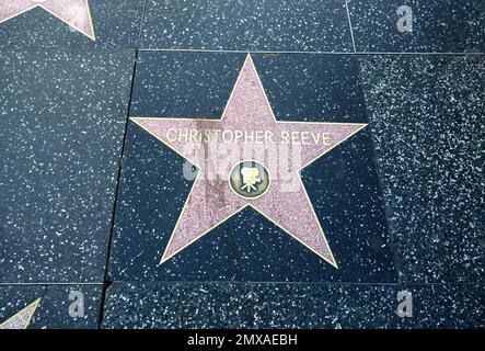 Los Angeles, Kalifornien, USA 1. Februar 2023 Der Hollywood Walk of Fame Star von Actor Christopher Reeve, der am 1. Februar 2023 in Los Angeles, Kalifornien, USA stattfand, bietet einen allgemeinen Blick auf die Atmosphäre. Foto: Barry King/Alamy Stock Photo Stockfoto