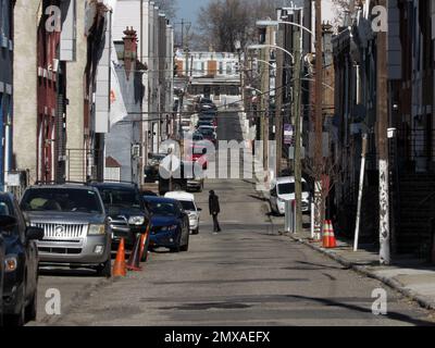 Blick auf die North Myrtlewood Street in Richtung Oxford Avenue in Philadelphias Brewerytown. Stockfoto