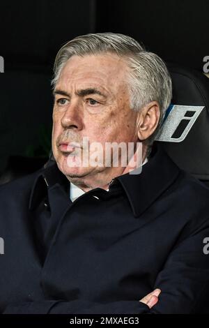 2. Februar 2023: MADRID, SPANIEN – 2. FEBRUAR: Carlo Ancelotti von Real Madrid CF wartet auf den Beginn des Spiels zwischen Real Madrid CF und Valencia CF von La Liga Santander am 2. Februar 2022 in Santiago Bernabeu in Madrid, Spanien. (Kreditbild: © Samuel CarreÃ±O/PX Imagens via ZUMA Press Wire) NUR REDAKTIONELLE VERWENDUNG! Nicht für den kommerziellen GEBRAUCH! Stockfoto