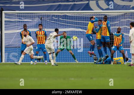 Madrid Spanien; 02.02.2023.- Valencia Torwart Marmadashvili stoppt Rodrygos Freistoß Real Madrid gegen den Valencia FC. Das Spiel des Spanischen Spieltags 17 in La Liga wurde verschoben, mit einem Endstand von 2:0. Im Stadion Santiago Bernabeu in der Hauptstadt des Königreichs Spanien. Die Tore von Marco Asensio 52' und Vinicius Jr. 54' für Real Madrid. Foto: Juan Carlos Rojas Stockfoto